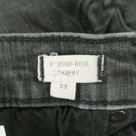 Madewell 8" High Rise Skinny Faded Black Raw Hem Distressed Jeans - size 25 - Picture 3 of 10